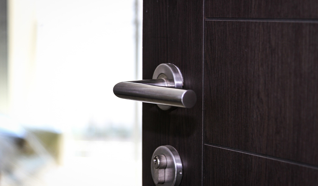 choosing-front-door-material-aluminium-vs-stainless-steel